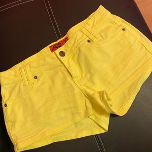 Neon yellow shorts 🌟